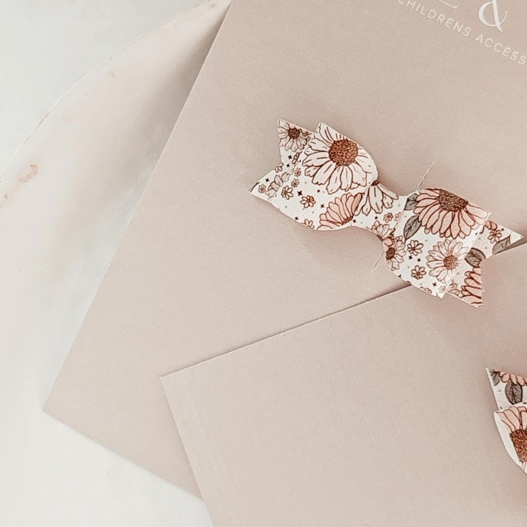 Muse blooms mini bow