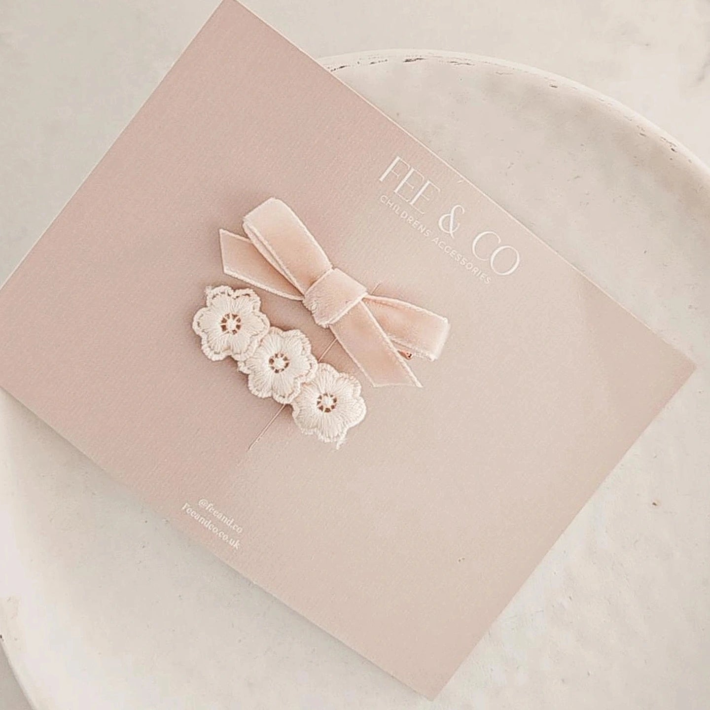 Pretty set of mini clips